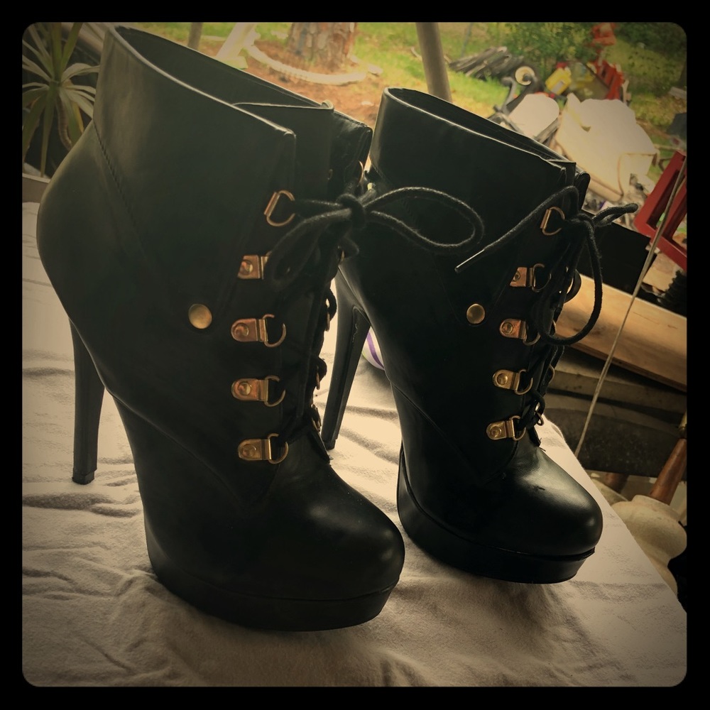 Kiss and Tell low cut heeled boot